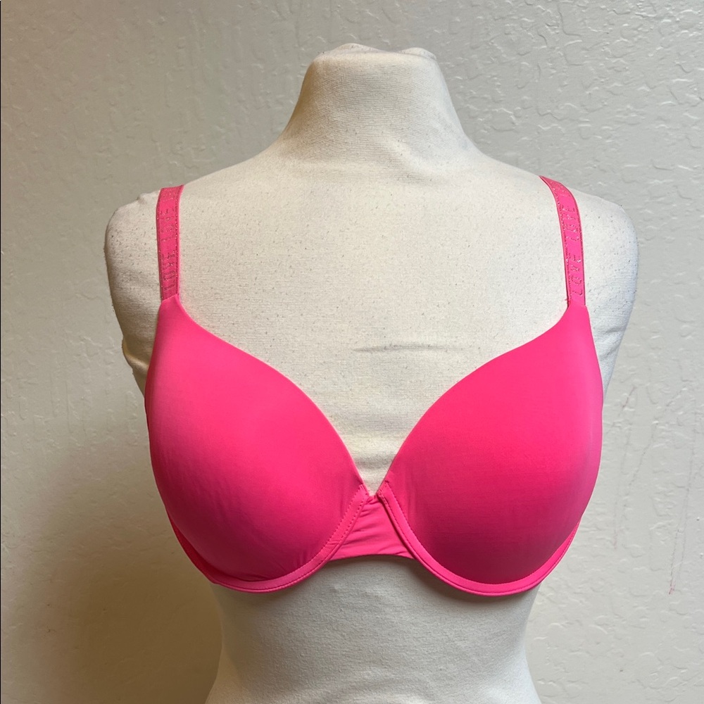Victoria’s Secret T-Shirt lightly lined Demi bra